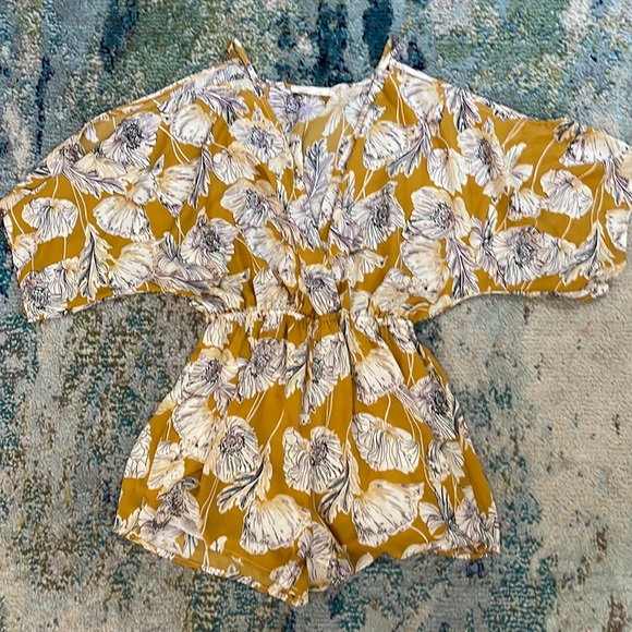 Audrey 3+1 Pants - NWOT Audrey 3+1 Floral Romper